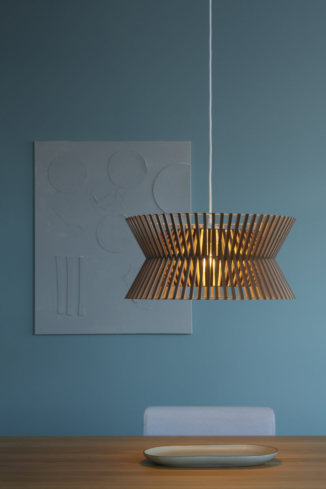 Secto Design Kontro 6000 hanglamp in huiskamer